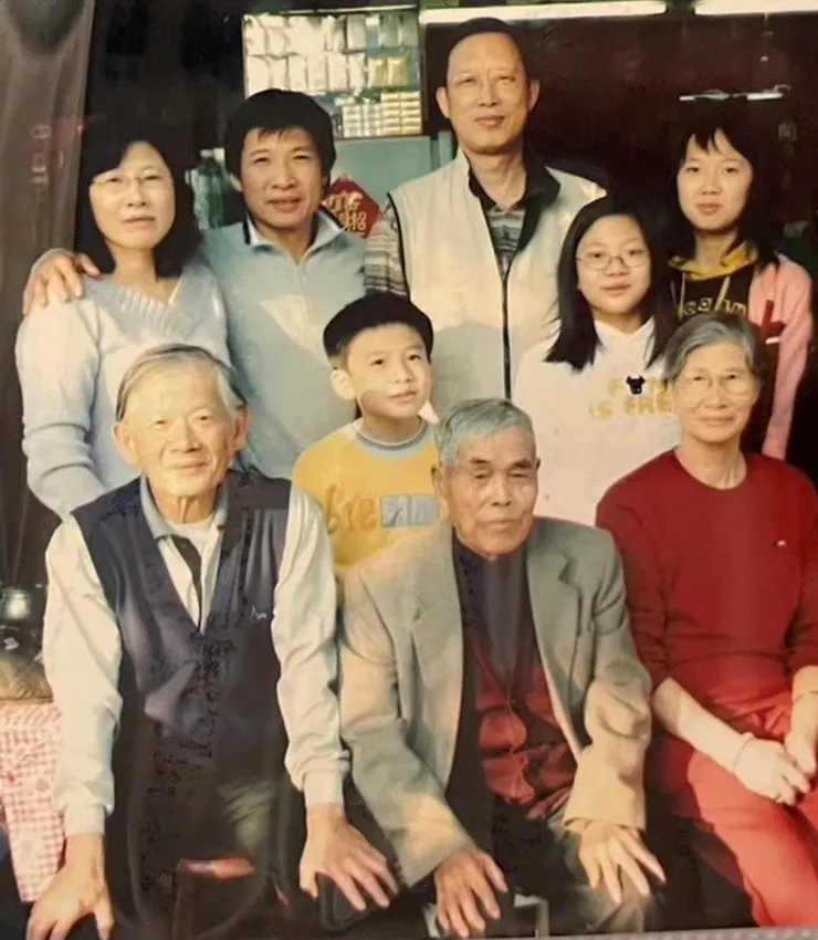 第一排左邊是我的爸爸,中間是陳友明伯伯,右邊是媽媽