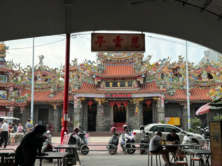 慈雲宮&慈雲亭搭配微風吹來，很舒服