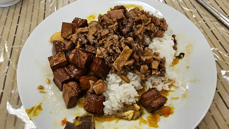 這是白飯搭配素肉燥!