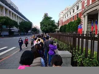 即使已經接近入場截止時間仍大排長龍
