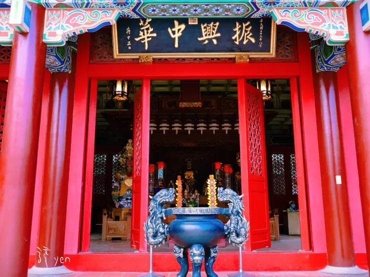 正殿上的「振興中華」匾額由蔣中正所題，裏頭可見天花板上收錄列入聖旨的誥命箱