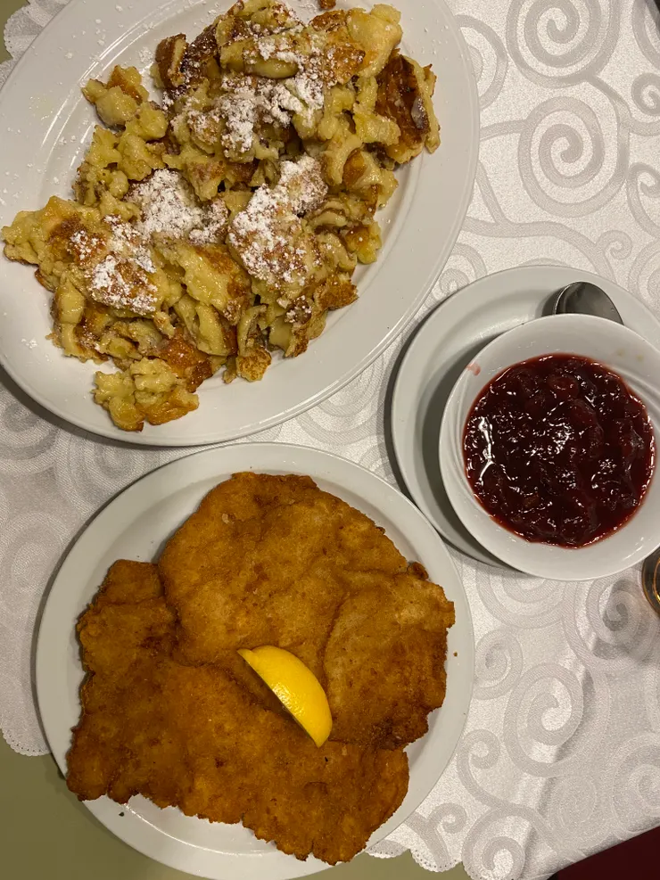 比臉大很多的維也納豬排，身為台灣人，一定會說台灣的雞排更好吃!!!