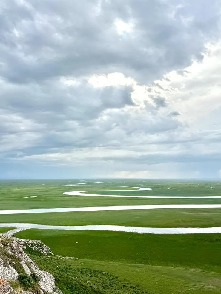 開都河從天山流出，在巴音布魯克草原蜿蜒曲折，形成著名的「九曲十八彎」，日落時分河道映照金光，是攝影愛好者的天堂