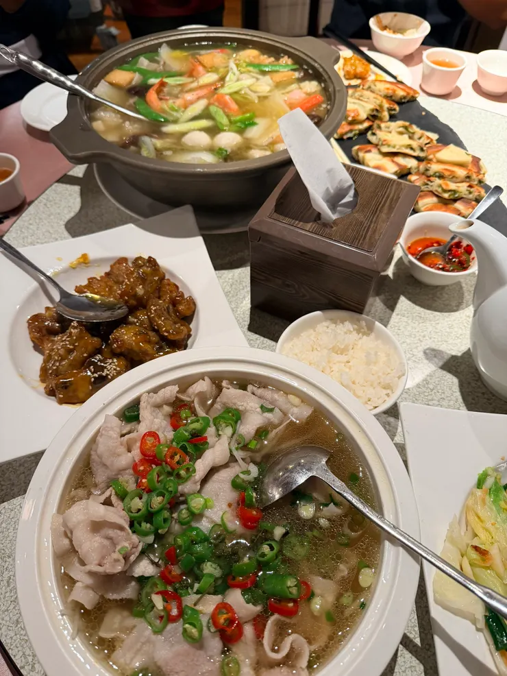 我們點了將軍餐，一上桌就熱鬧滾滾！