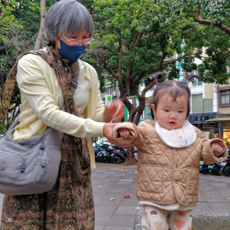 【經過峽谷森林車河和起伏丘巒！萬萬上、下學分得很清楚，上學經過南昌公園時很安靜，但放學時經過一定會要求下來玩，大約10分鐘滿意了再自己走到座車旁，示意起駕。】