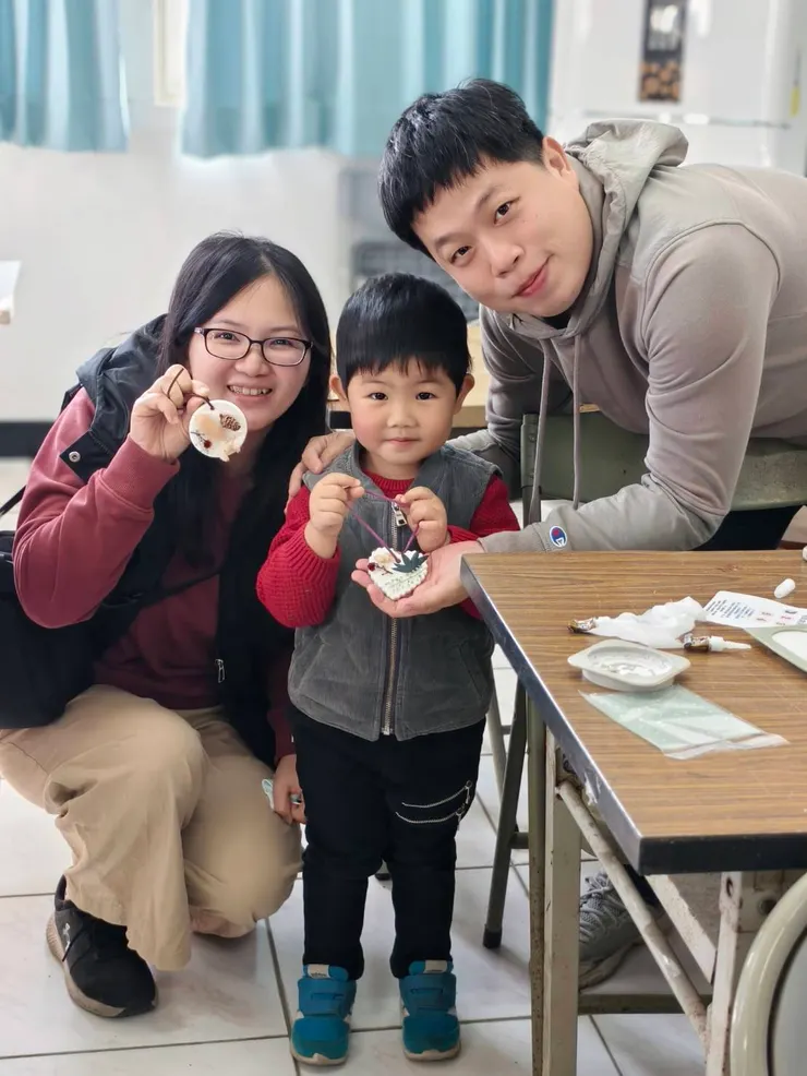 鹽水親子館手作現場：當家長放下「完美」的標準，轉為支持與陪伴，孩子眼神中閃爍的自信，就是這堂課最珍貴的收穫。