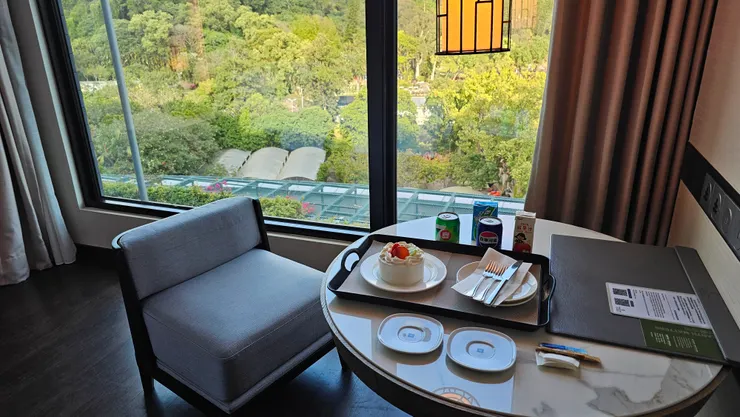 一邊吃生日蛋糕一邊看著窗外的士林官邸美景!真的很讚!