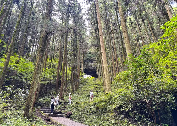 在下方就看得到穿戶岩(自行拍攝)