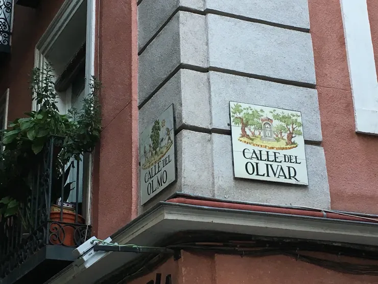 我也喜歡馬德里的路牌,是美麗的磁磚寫著路名,也畫著相關的圖案。