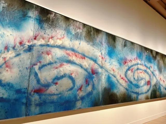 就位在展場入口處左手邊的一整幅創作，鮮豔的色彩剛進展場很難不被它吸引