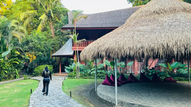 園內很多像穀倉的建築或發呆亭，難怪叫Yoga Barn. 