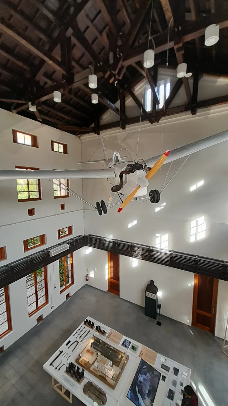 0214研究室地板被移除，成為高挑的展覽室，高掛著機械黑手打造的輕航機，飛向夢想。你應該無法想像這個曾經是我追求浪漫的秘密空間。