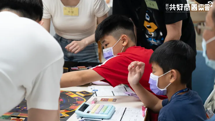 在輕鬆互動中學習理財知識,實體體驗成為孩子們與金錢對話的起點。