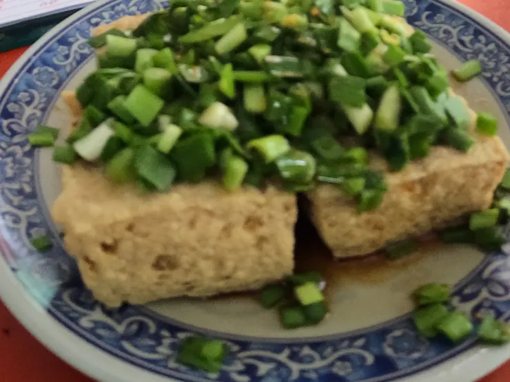 很像蔥在豆腐上的韭菜。