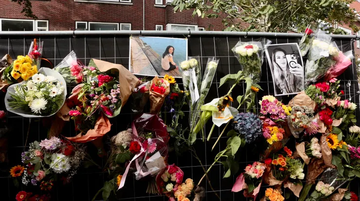 為馬洛斯母女哀悼的牆面。