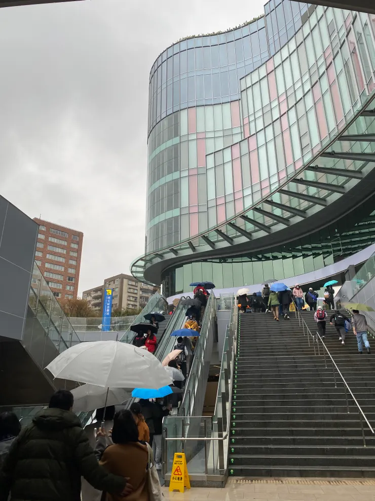 再一個手扶梯上來就看到球場啦