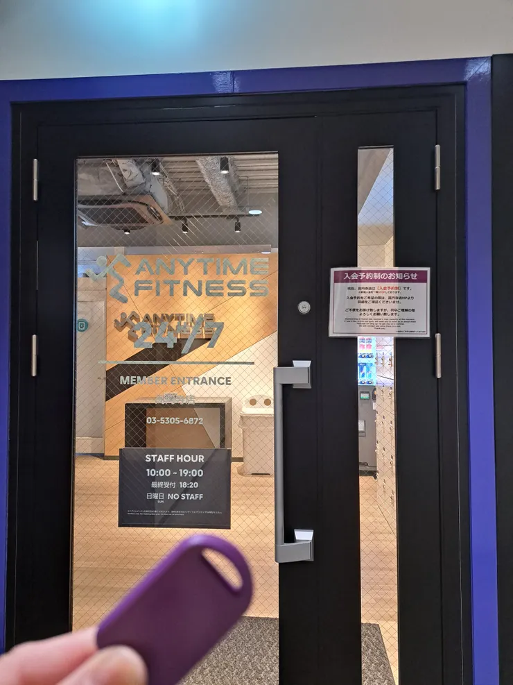 運動時，攜帶磁扣感應門口的自動鎖即可入館