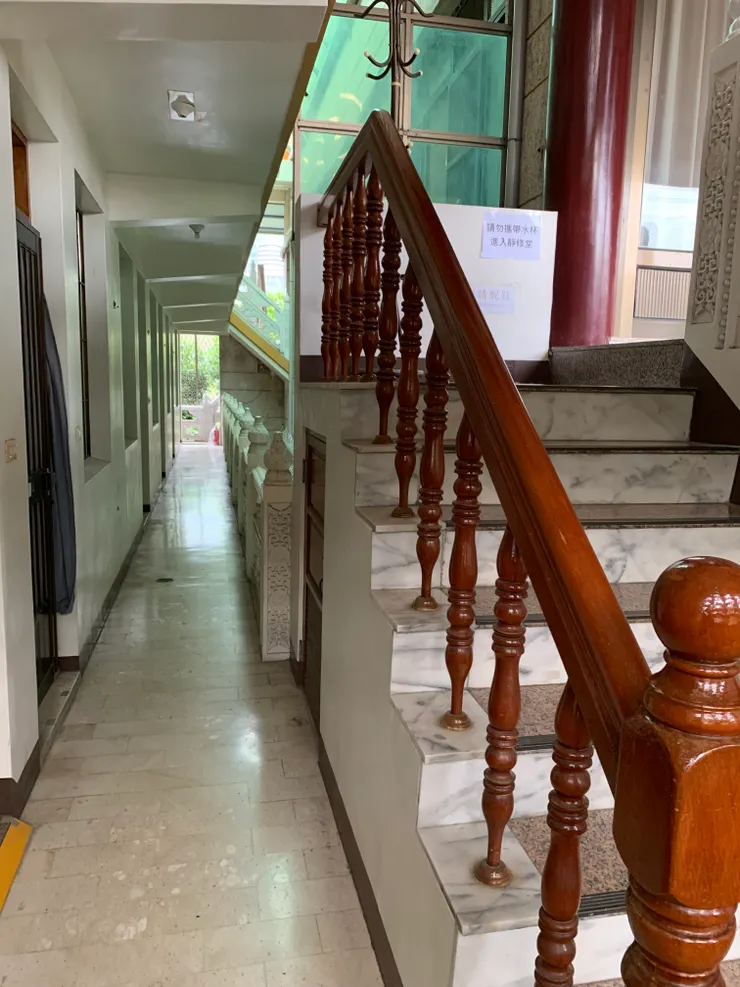 左邊第一間即是201室,發現走廊盡頭有一處陽臺後,成為每早與大自然獨處的秘密空間,樓梯上去即是共修處。