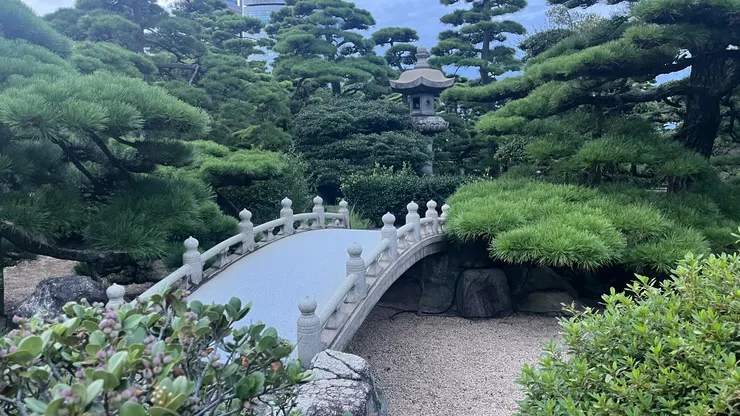 整體走的是很典型、卻又不失氣勢的日式庭園風格。