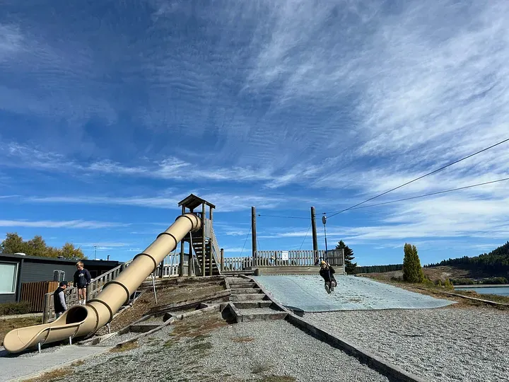 Four Square Tekapo旁的遊樂場Playground at the lake