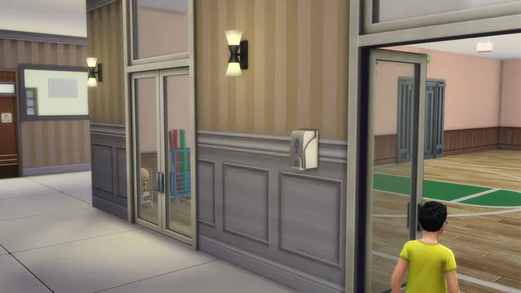 這裏的壁燈也較高雅，跟整體氣氛配合，而這麼多人的地方當然要有清手液。