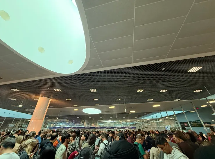 萬人鑽動的機場