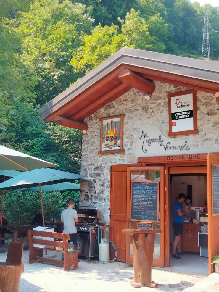 前往山谷途中的小餐館