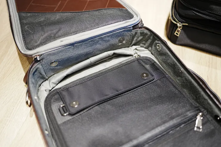 磁吸處就有作用了，可以固定智慧收納包