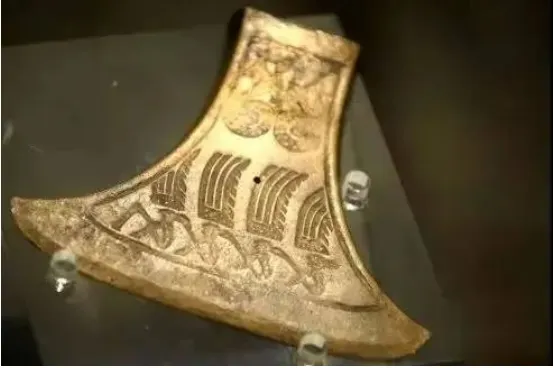 寧波博物館藏,羽人競渡銅鉞