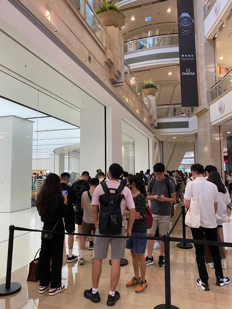 都是預定iphone排隊進去的人（一次只能排一個）