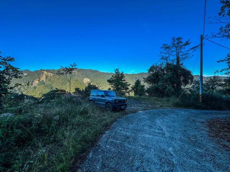 正芬的車由我開到農地平台上停放，再步行到養老登山口和大家會合。