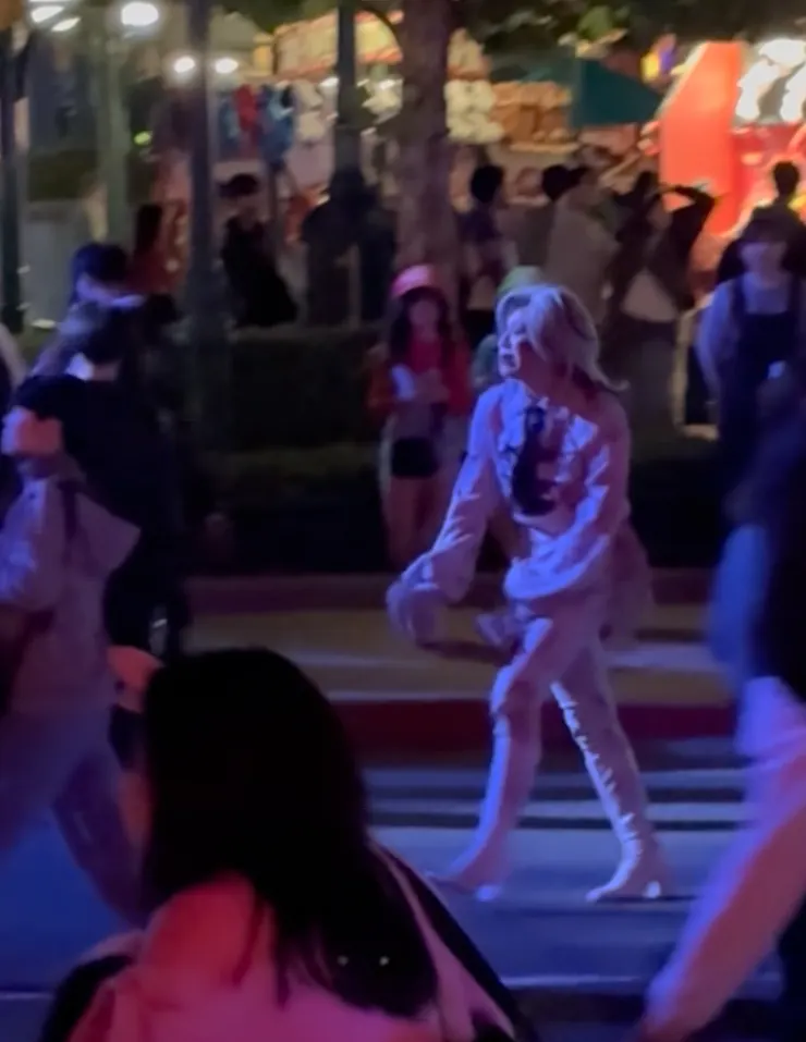 殭屍的裝扮微妙微翹,我甚至覺得會嚇到小孩;但因為是零距離的互動,殭屍演員要如何拿捏「誰可以嚇」,真的值得思考。