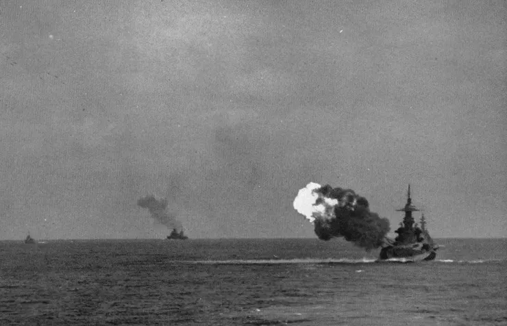 北卡羅來納號舷炮齊射，c。 1944