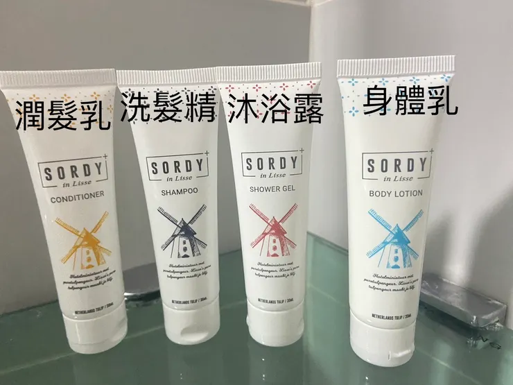 領隊為沐浴用品用途加中文標示