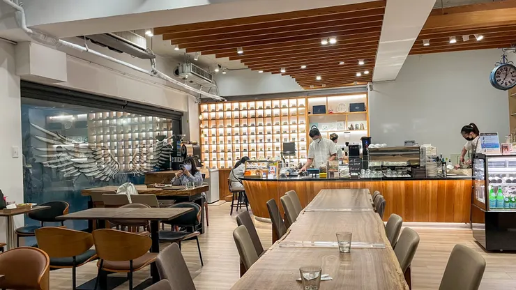 位子間距也很寬，不用怕移動時打擾到別人。