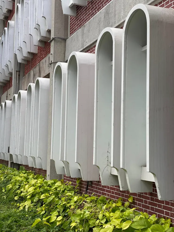 拱形遮陽板的垂板底部有倒角及小收頭