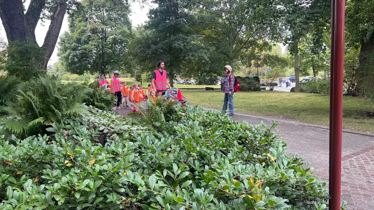 幼稚園老師帶幼兒外出