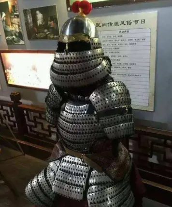 照片為步人甲，重騎兵亦是身穿此類盔甲