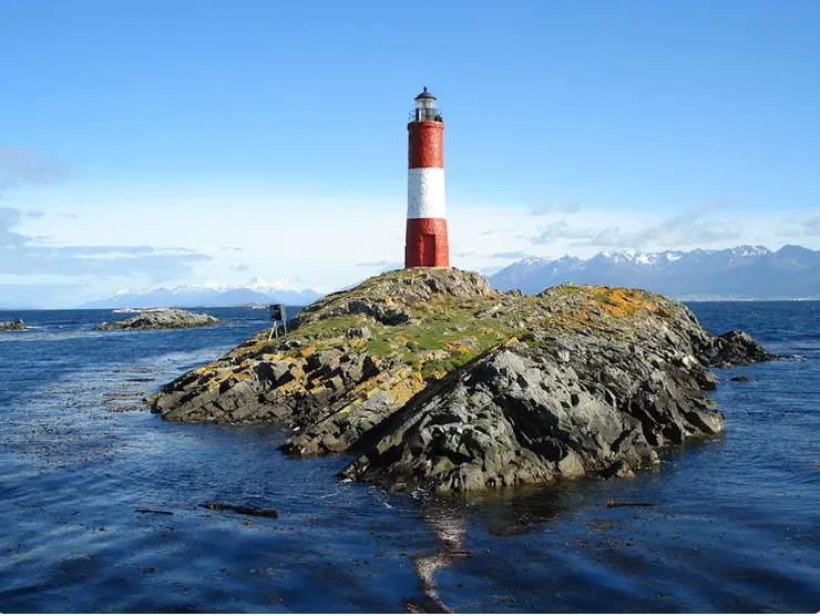 Photo by Ricardo Martins, License: CC BY 2.0, 圖片來源|世界最南的城市Ushuaia,是阿根廷火地省(Provincia de Tierra del Fuego)當地的比格爾海峽(Canal Beagle)上,一座火地群島燈塔(Les Eclaireurs Lighthouse)
