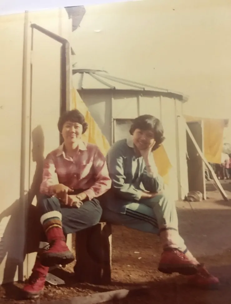 和領了四年書卷獎的學霸閨蜜合照於山屋外。 登山鞋有可能是借來的，因為以當時的經濟能力應該不捨得買。