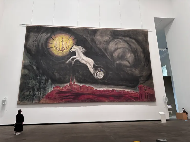 特地拍一個路人當比例尺。