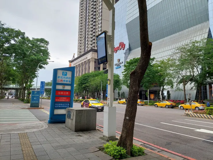 新北市府旁的智慧電桿