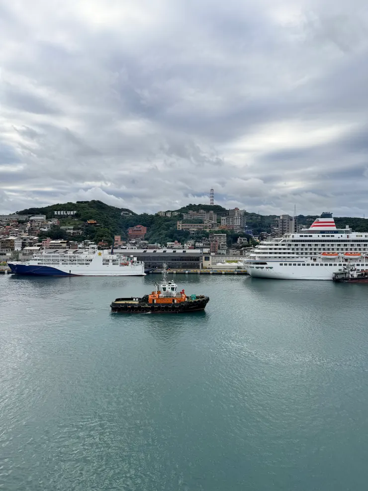 在歌詩達莎倫娜號陽台上一覽基隆港