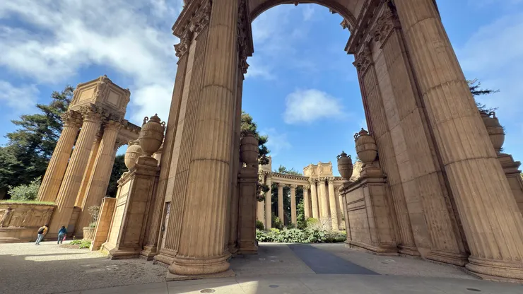 不像羅馬古蹟是整根石柱，還是很壯觀。