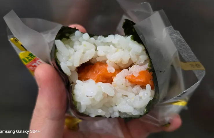 鮭魚真的是生的喔~