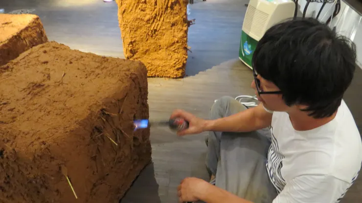 △擔心趕不上開展的時間，中途還要來若水用噴燈手動烤乾夯土。