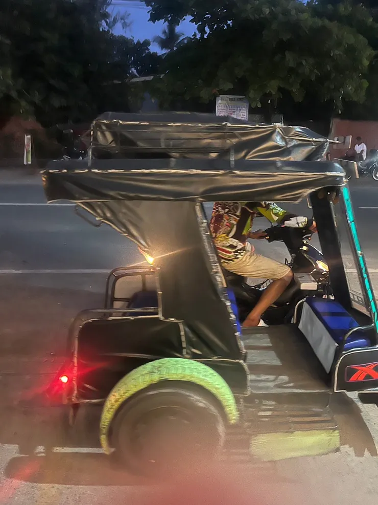 這台車容納我們5個成年人