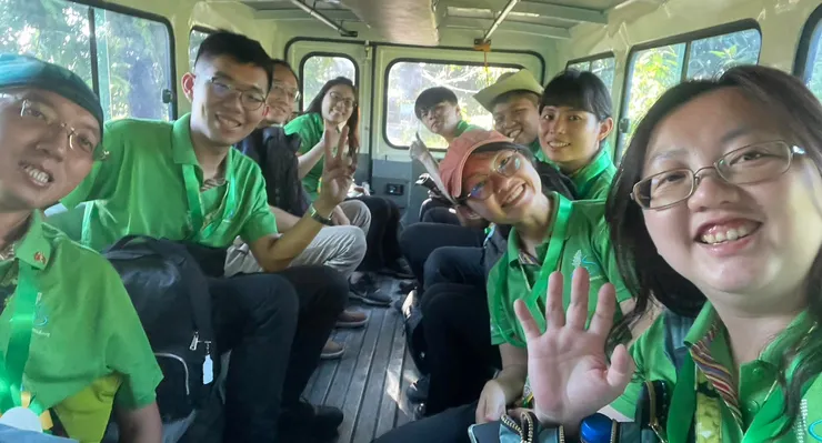 車頂很矮，我基本上是一路撞頭走進去