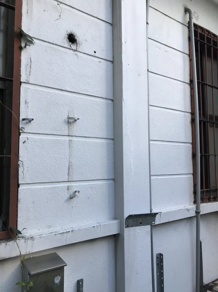 樑柱系統與窗台接合處細節。牆面經過塗漆處理，原本看起來像是洗石子