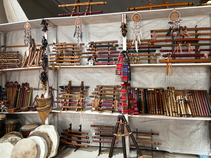 店裡滿滿的笛子